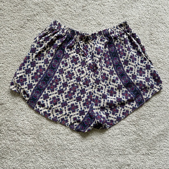 Brandy Melville Patterned Shorts - Picture 4 of 5